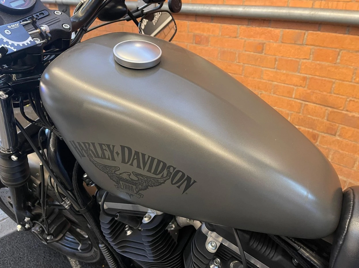 HARLEY-DAVIDSON SPORTSTER IRON 883