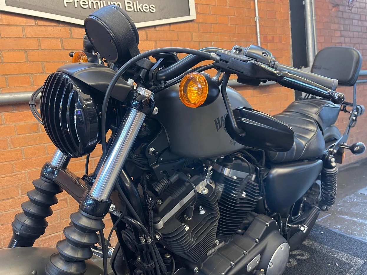 HARLEY-DAVIDSON SPORTSTER IRON 883