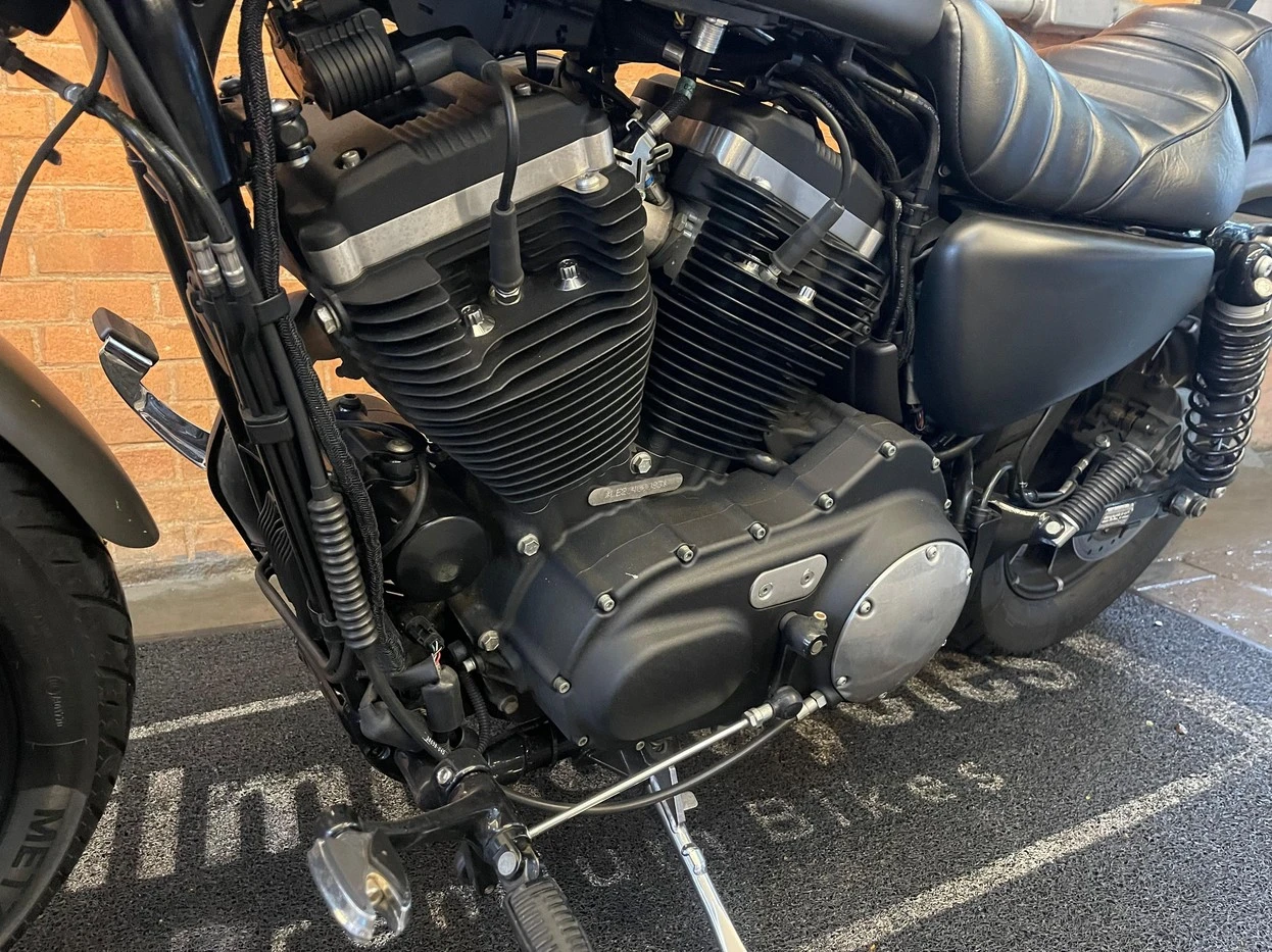 HARLEY-DAVIDSON SPORTSTER IRON 883