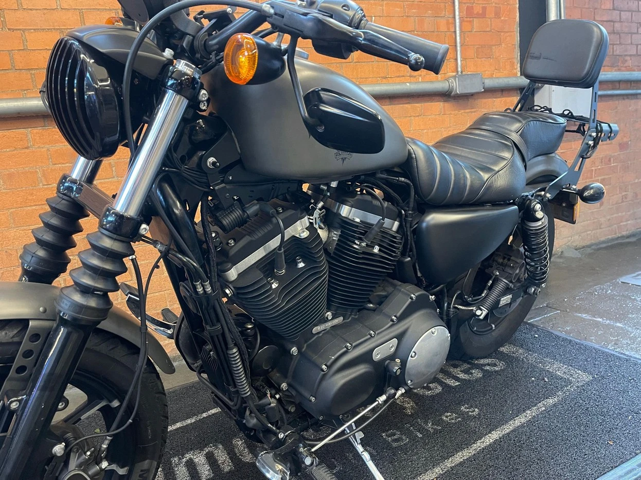 HARLEY-DAVIDSON SPORTSTER IRON 883