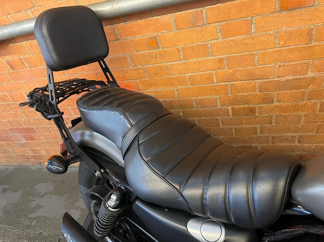 HARLEY-DAVIDSON SPORTSTER IRON 883