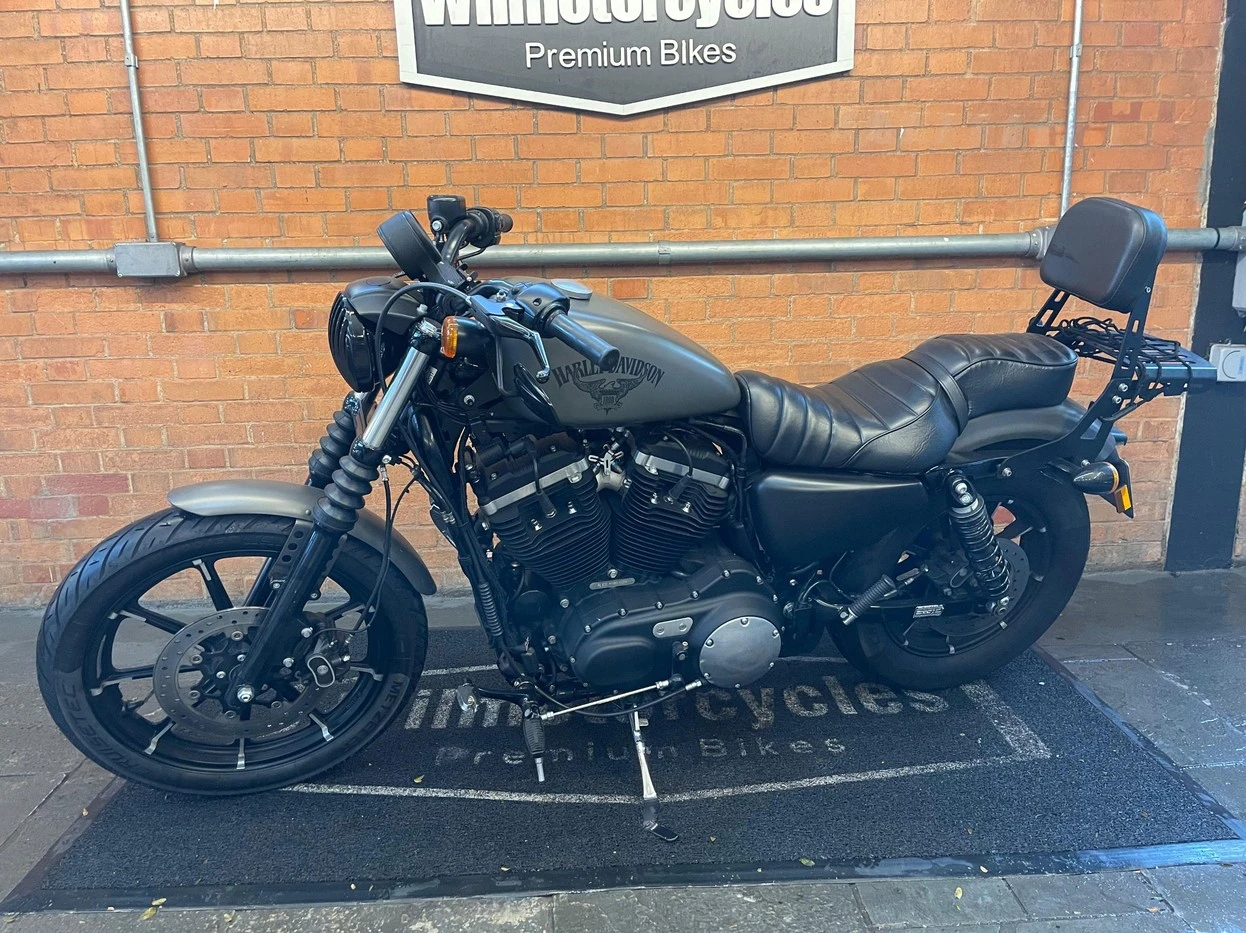 HARLEY-DAVIDSON SPORTSTER IRON 883