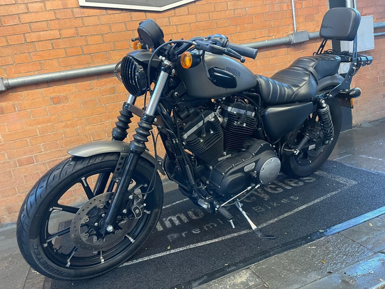 HARLEY-DAVIDSON SPORTSTER IRON 883