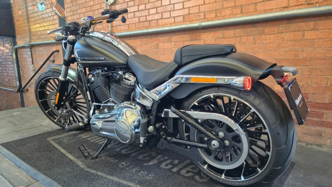 HARLEY-DAVIDSON SOFTAIL BREAKOUT