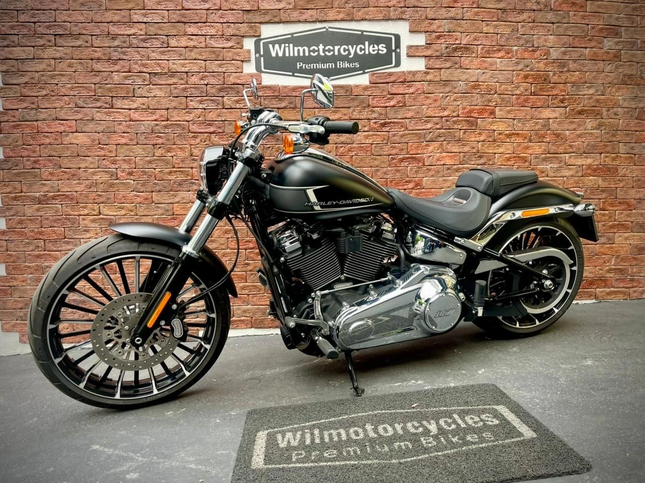 HARLEY-DAVIDSON SOFTAIL BREAKOUT
