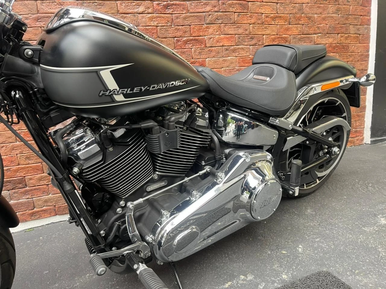 HARLEY-DAVIDSON SOFTAIL BREAKOUT