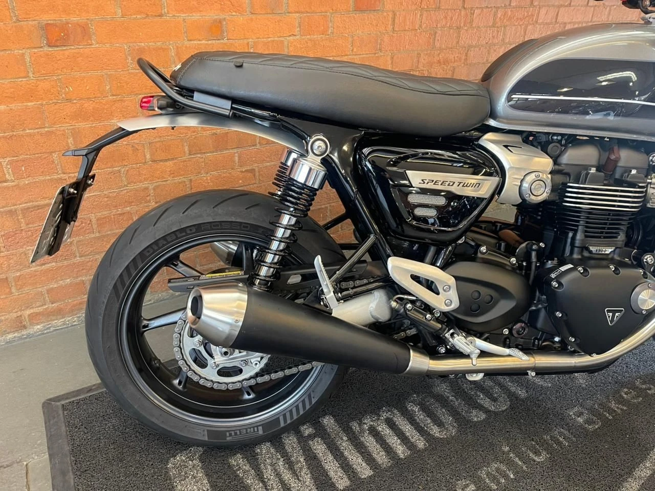 TRIUMPH SPEED TWIN 