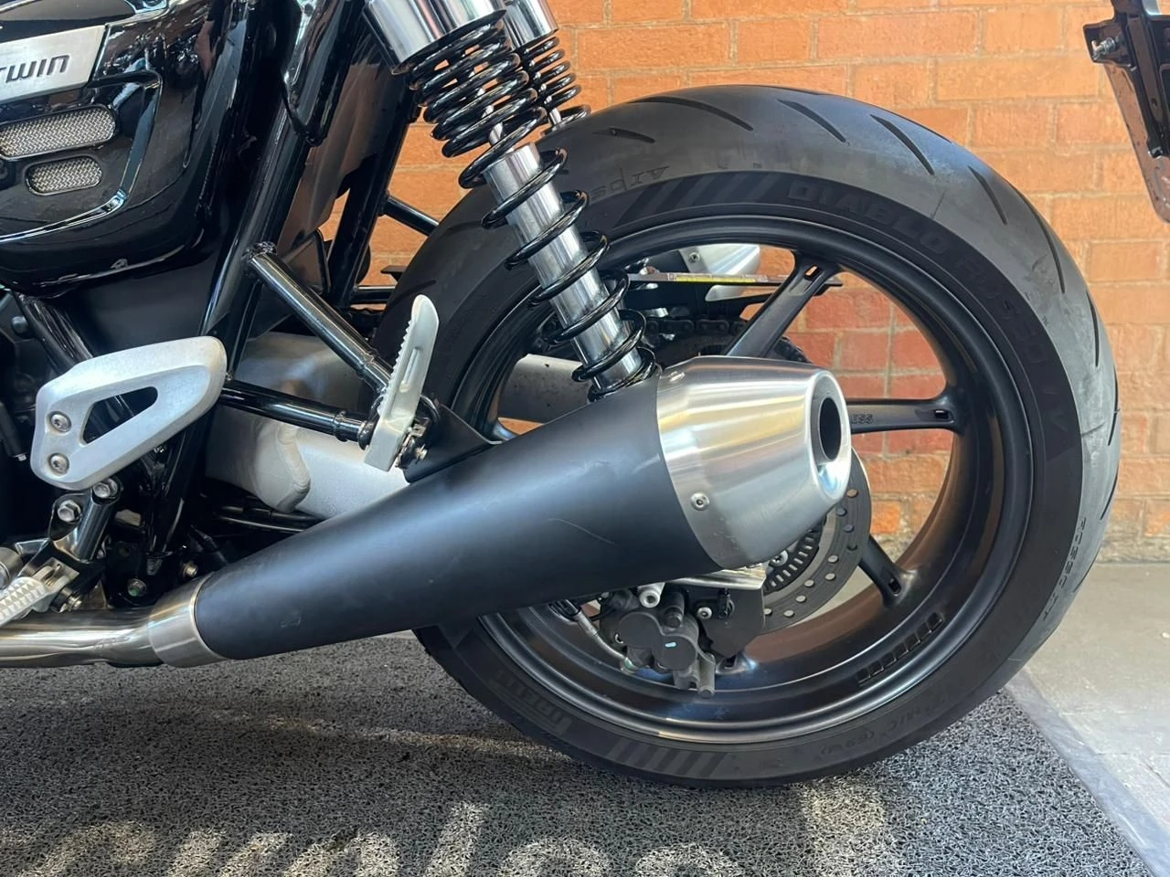 TRIUMPH SPEED TWIN 