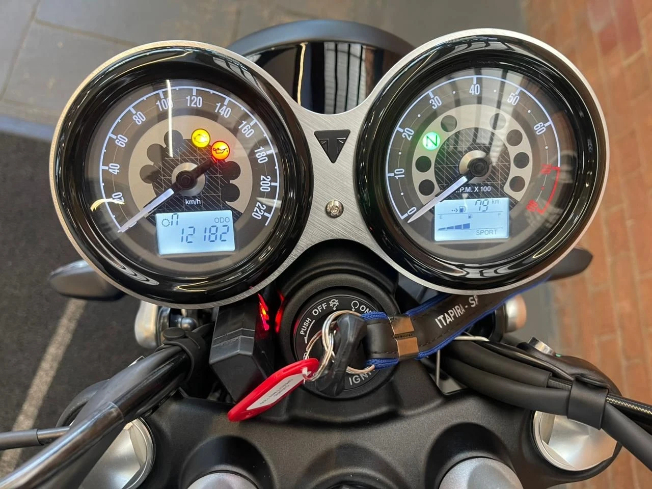 TRIUMPH SPEED TWIN 