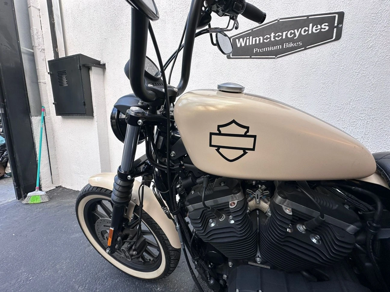 HARLEY-DAVIDSON SPORTSTER 883 ROADSTER