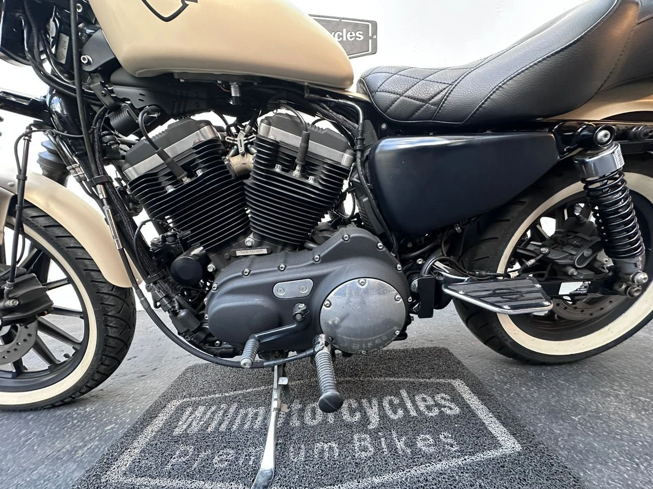 HARLEY-DAVIDSON SPORTSTER 883 ROADSTER