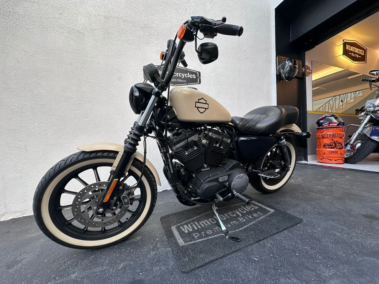 HARLEY-DAVIDSON SPORTSTER 883 ROADSTER