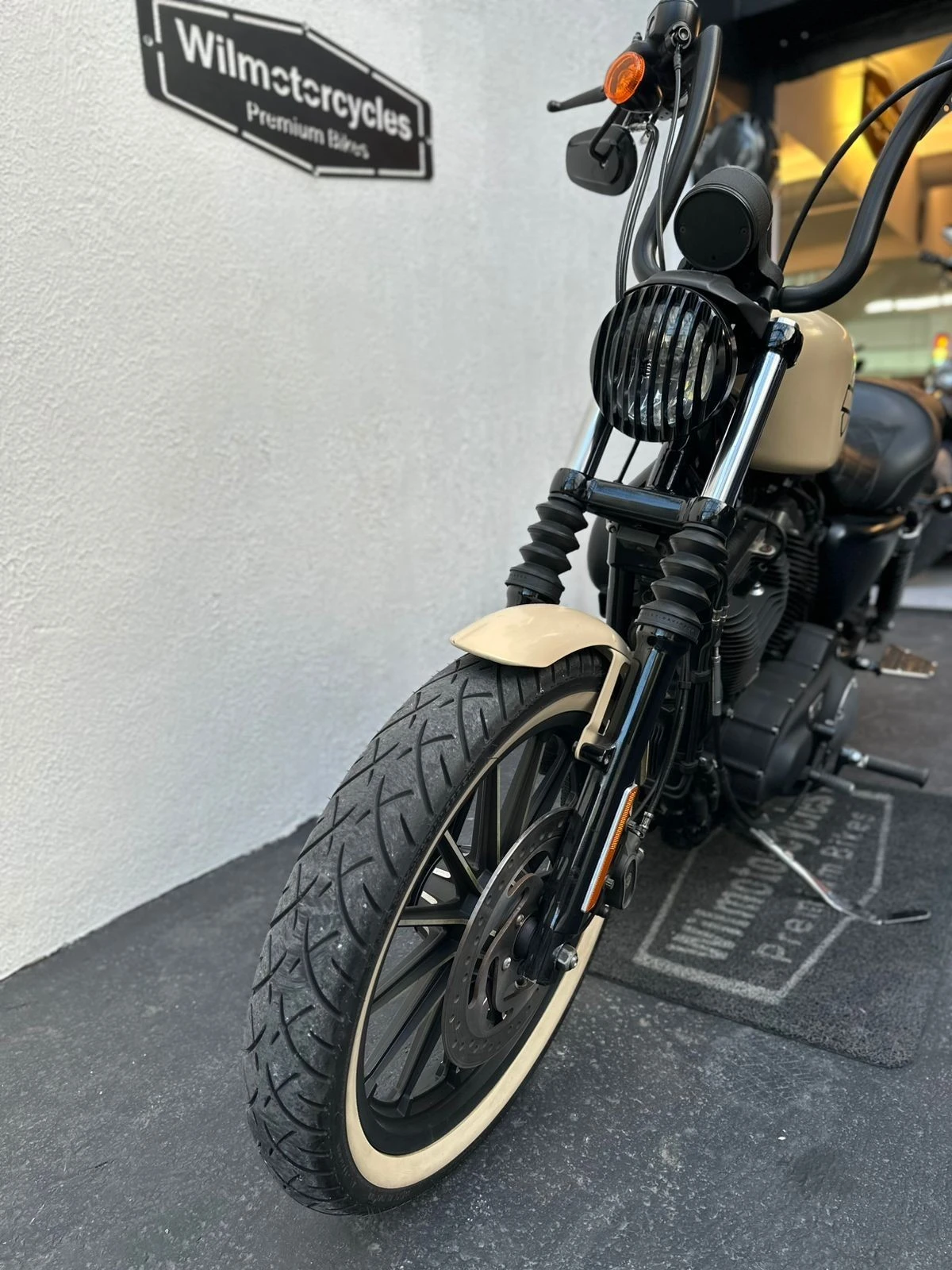 HARLEY-DAVIDSON SPORTSTER 883 ROADSTER
