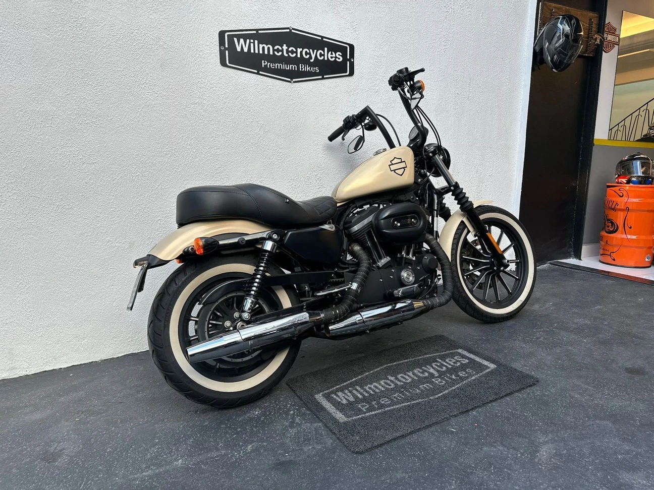 HARLEY-DAVIDSON SPORTSTER 883 ROADSTER