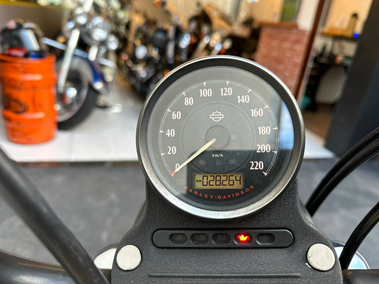 HARLEY-DAVIDSON SPORTSTER 883 ROADSTER