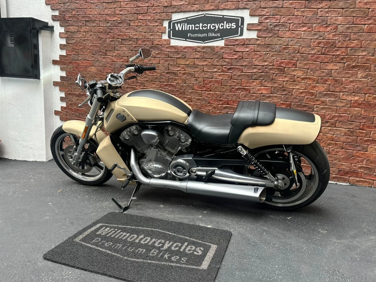 HARLEY-DAVIDSON V ROD MUSCLE