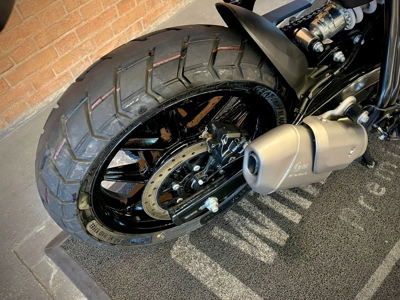 ROYAL ENFIELD GUERRILLA 450