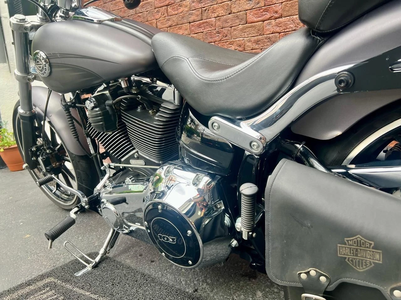 HARLEY-DAVIDSON SOFTAIL BREAKOUT