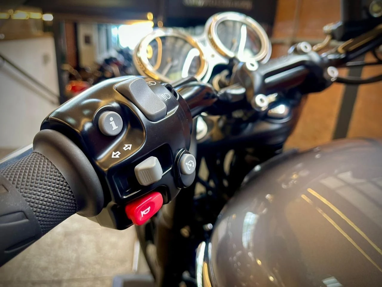 TRIUMPH BONNEVILLE T120 BLACK 1200