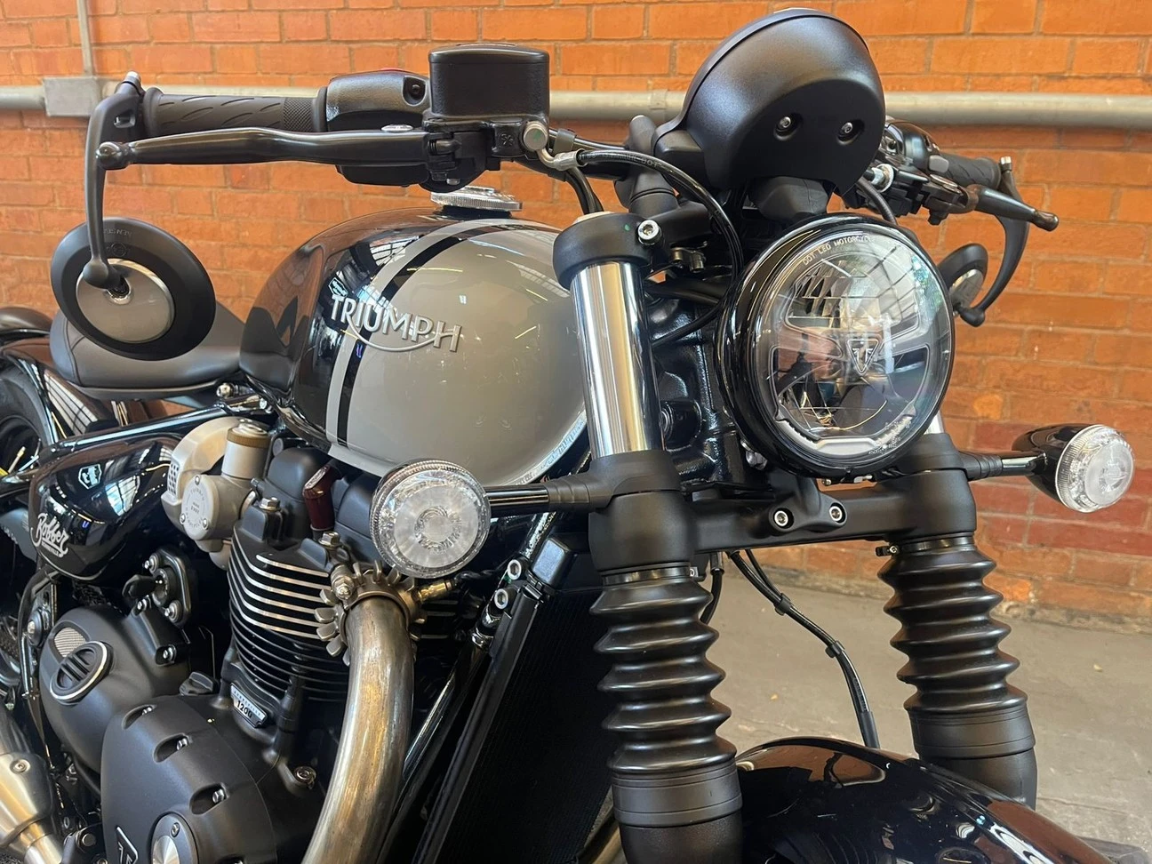 TRIUMPH BONNEVILLE BOBBER 1200
