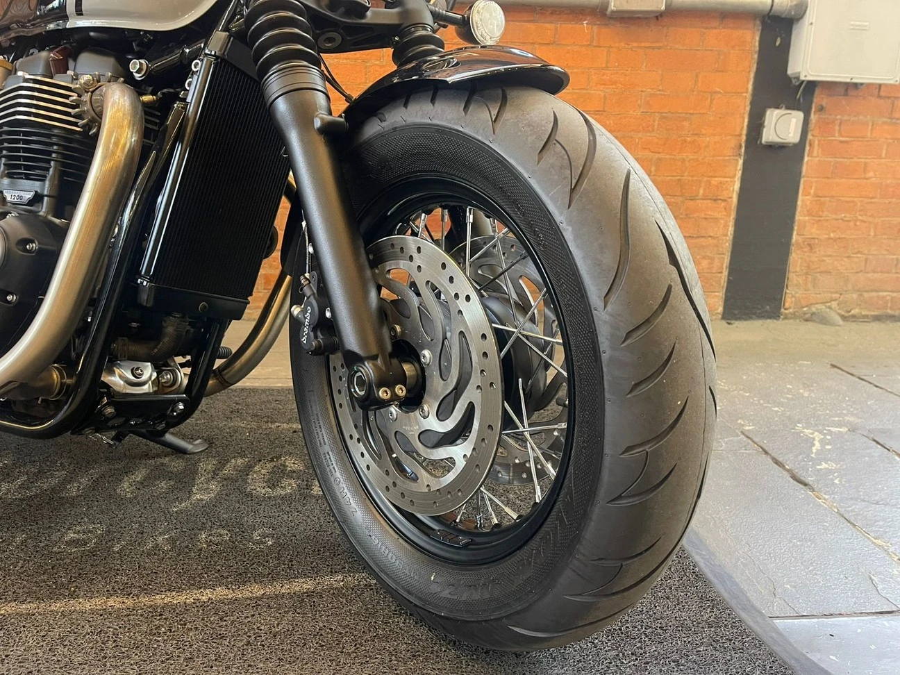 TRIUMPH BONNEVILLE BOBBER 1200