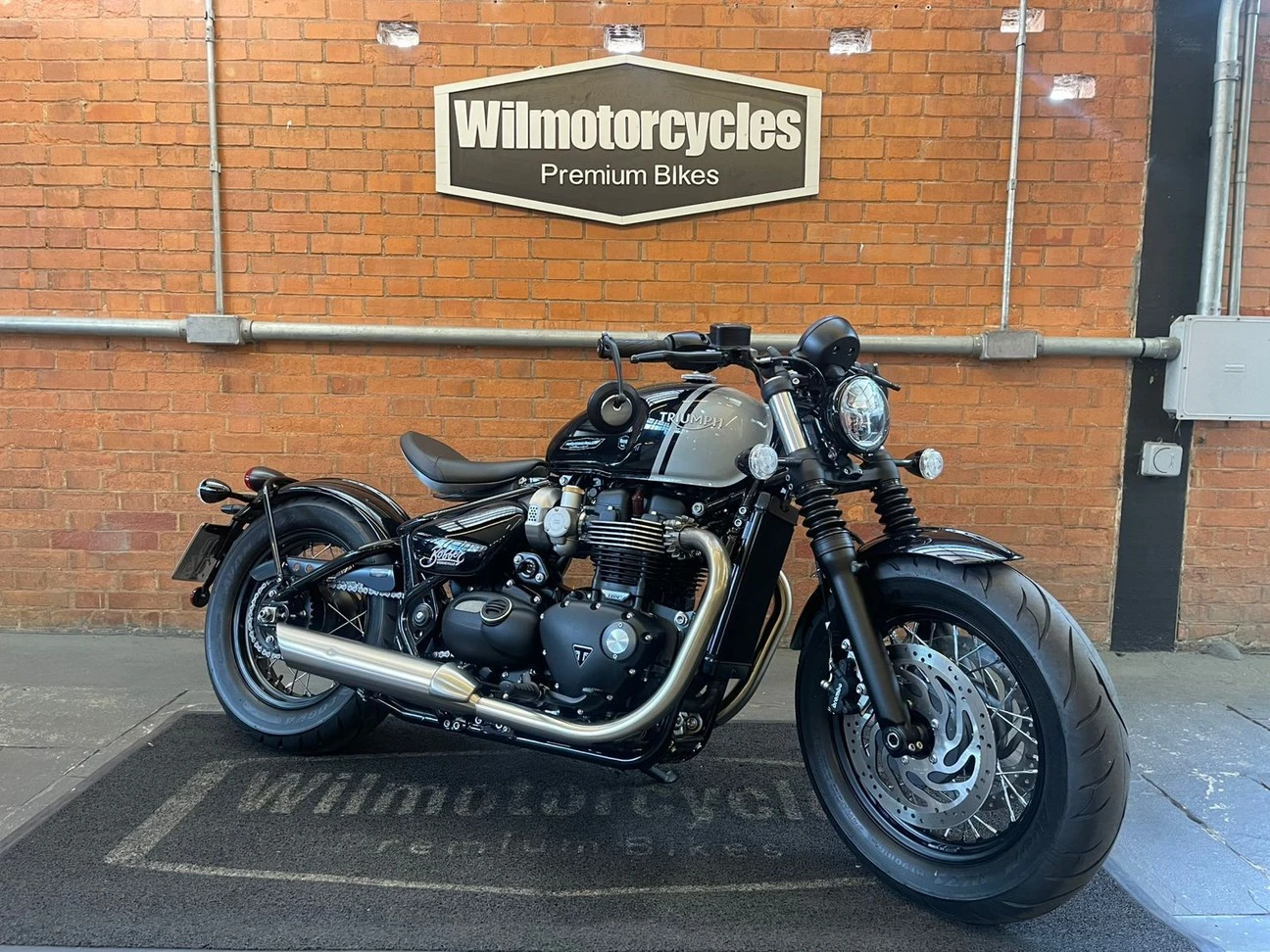 TRIUMPH BONNEVILLE BOBBER 1200