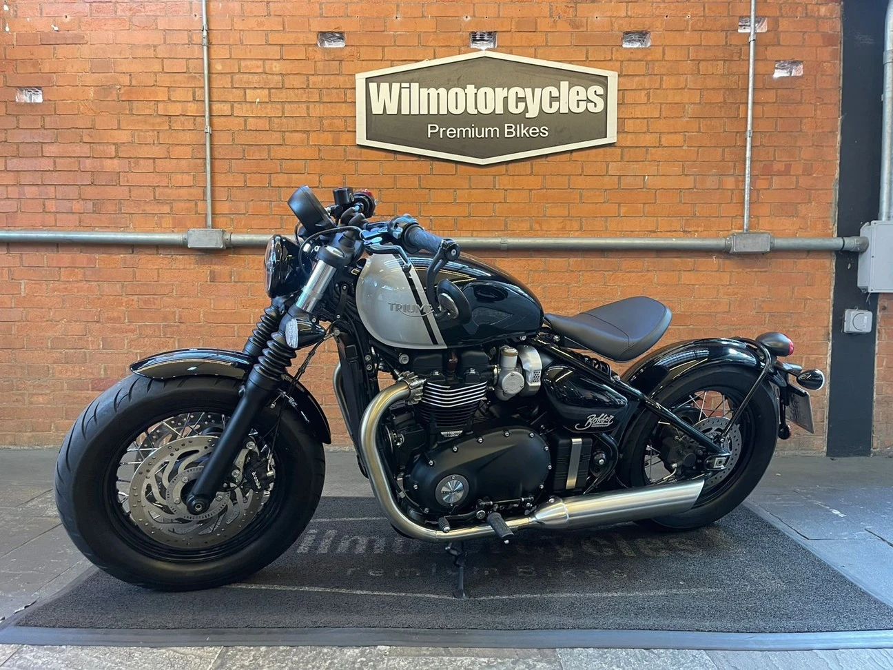 TRIUMPH BONNEVILLE BOBBER 1200