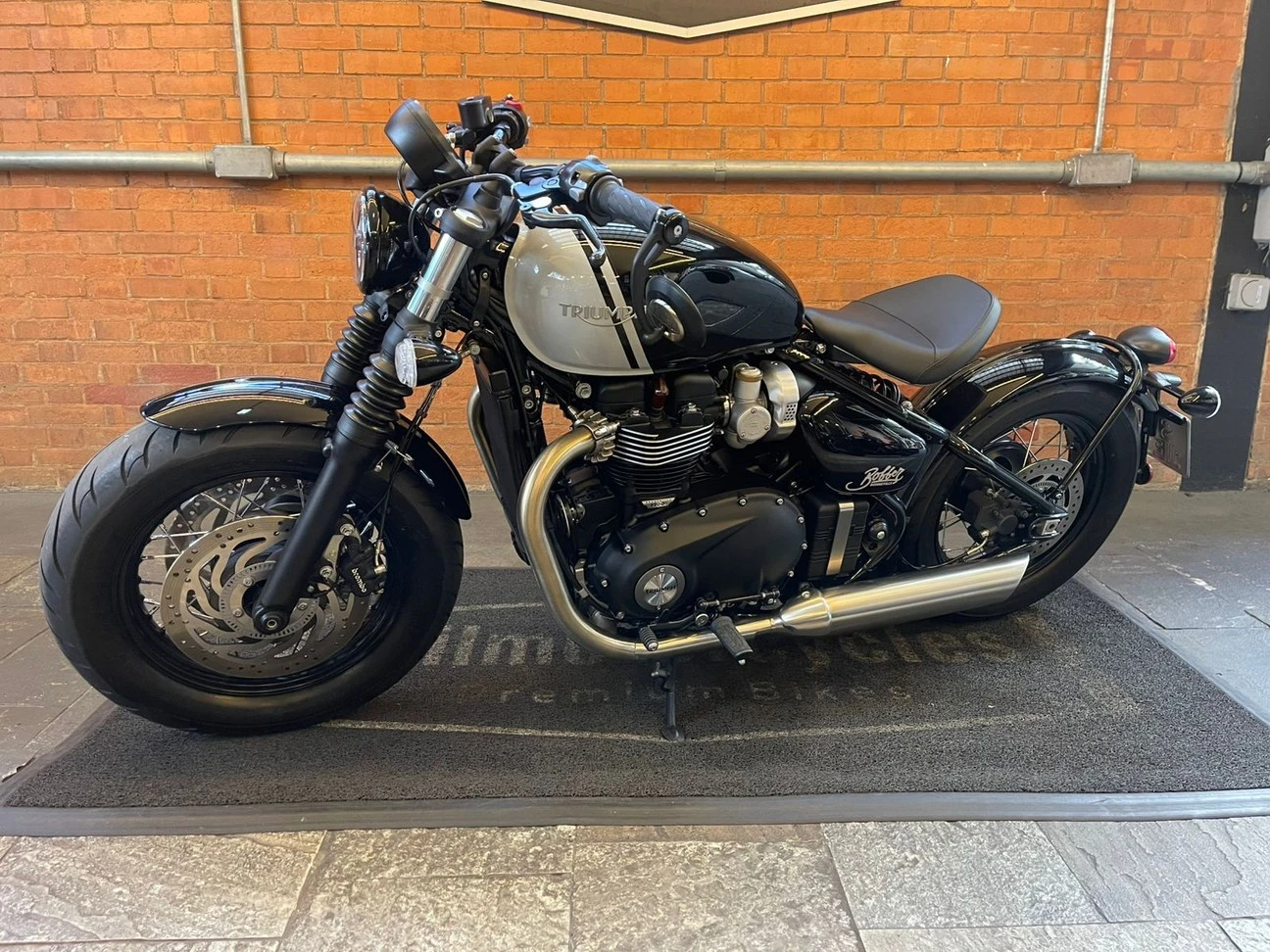 TRIUMPH BONNEVILLE BOBBER 1200