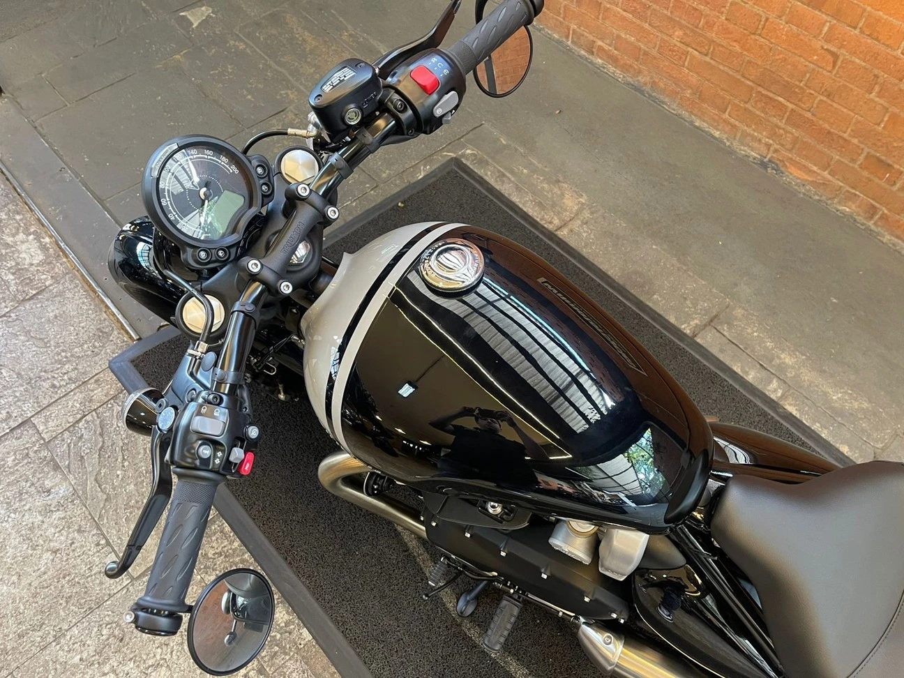 TRIUMPH BONNEVILLE BOBBER 1200