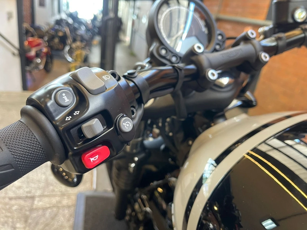 TRIUMPH BONNEVILLE BOBBER 1200