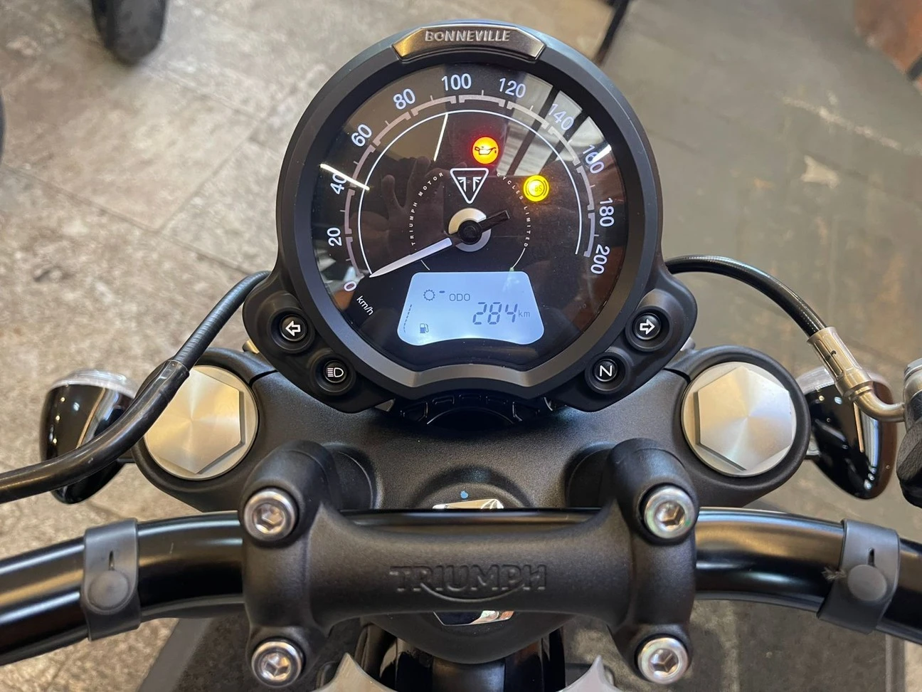 TRIUMPH BONNEVILLE BOBBER 1200