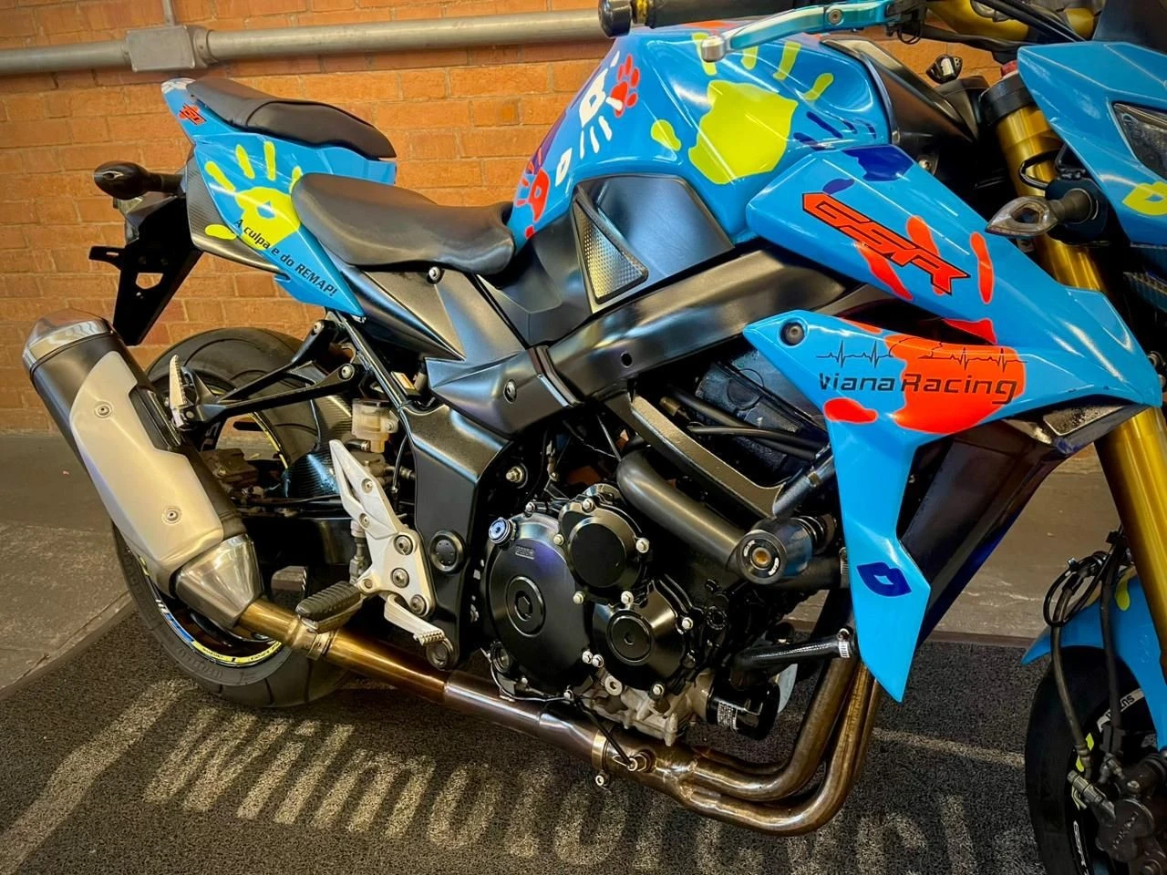 SUZUKI GSR 750