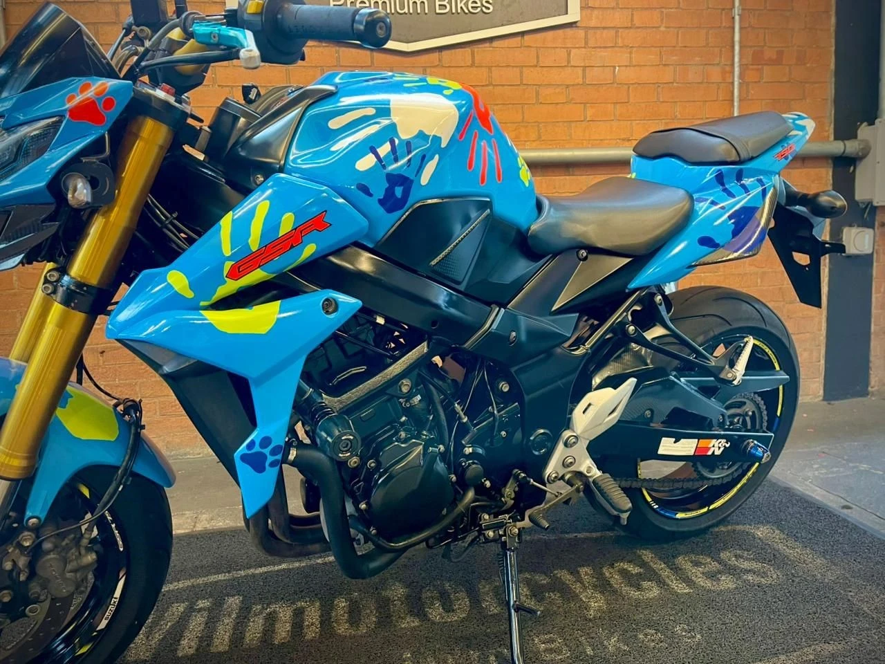 SUZUKI GSR 750