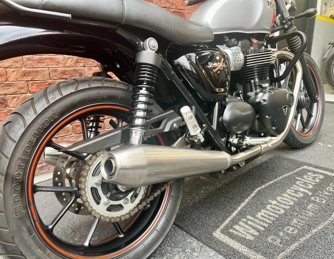 TRIUMPH STREET TWIN