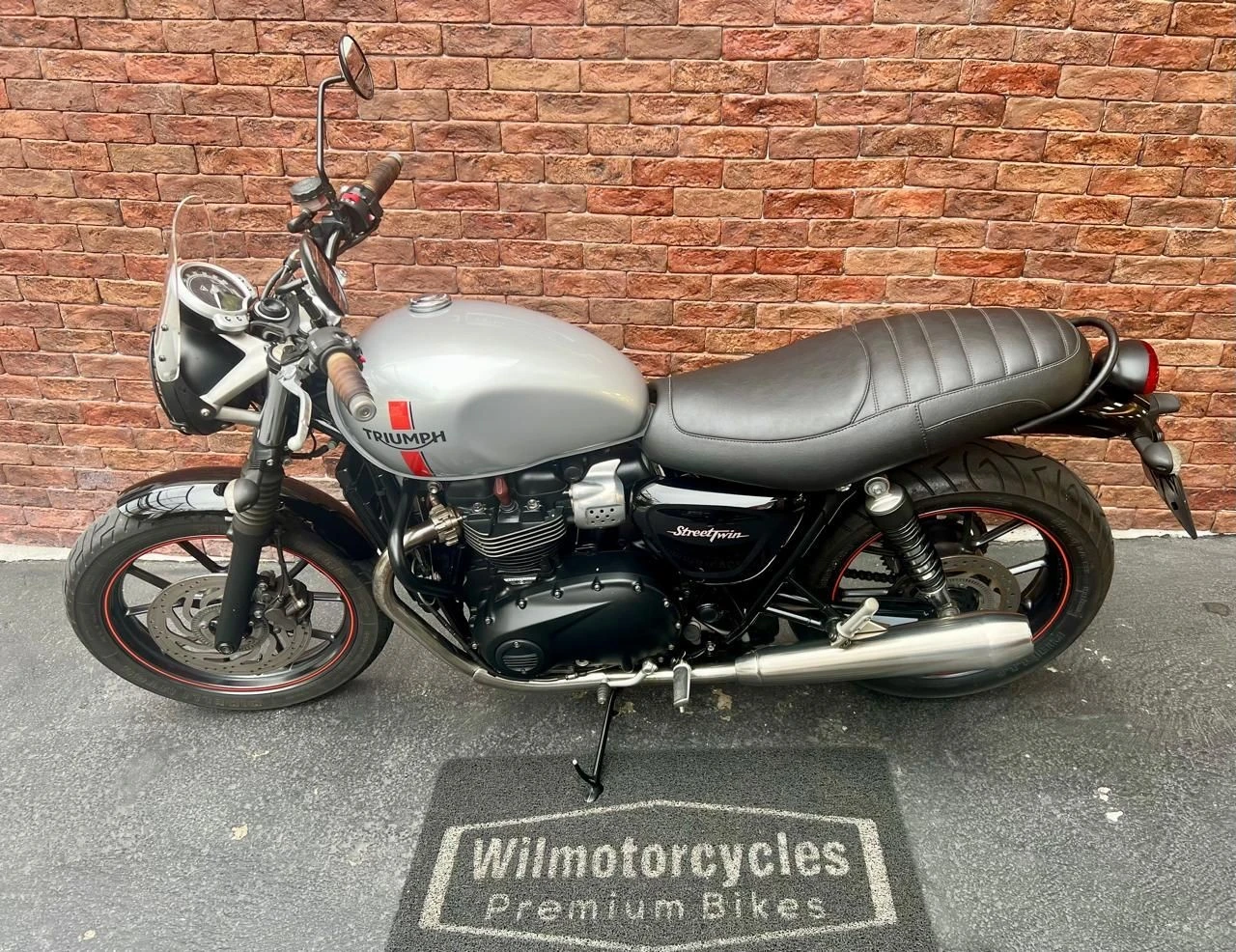TRIUMPH STREET TWIN