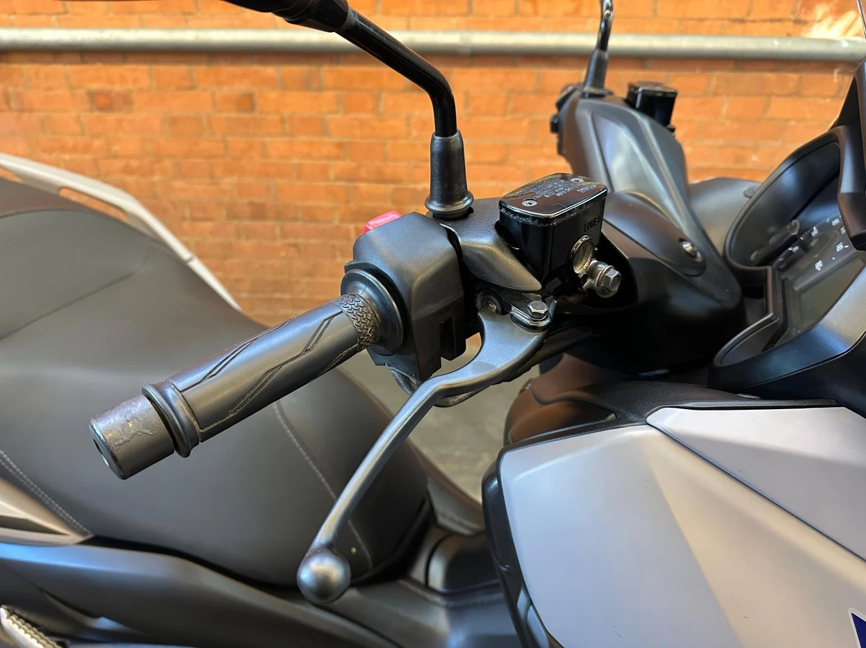 YAMAHA XMAX ABS