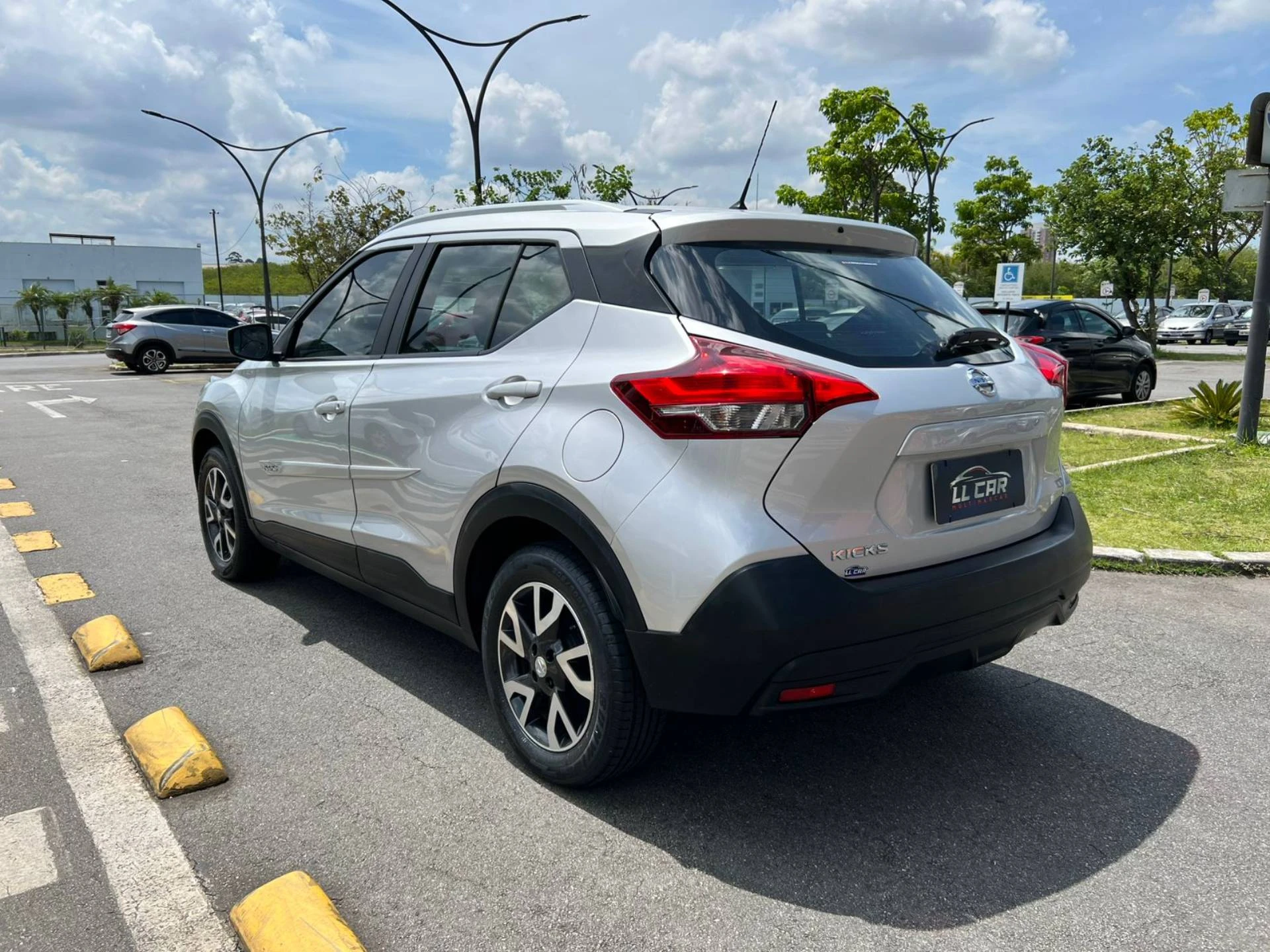 NISSAN KICKS