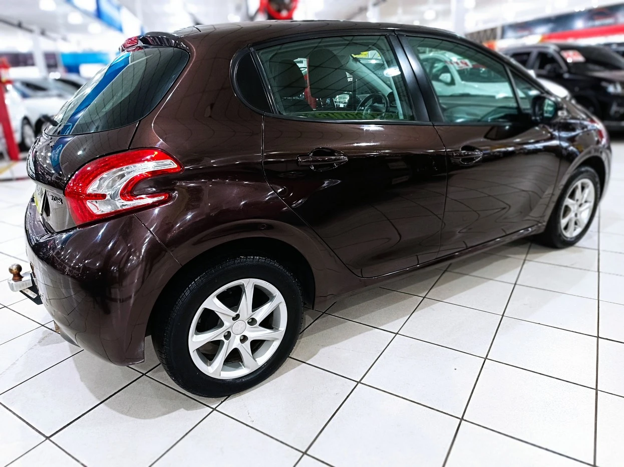 PEUGEOT 208