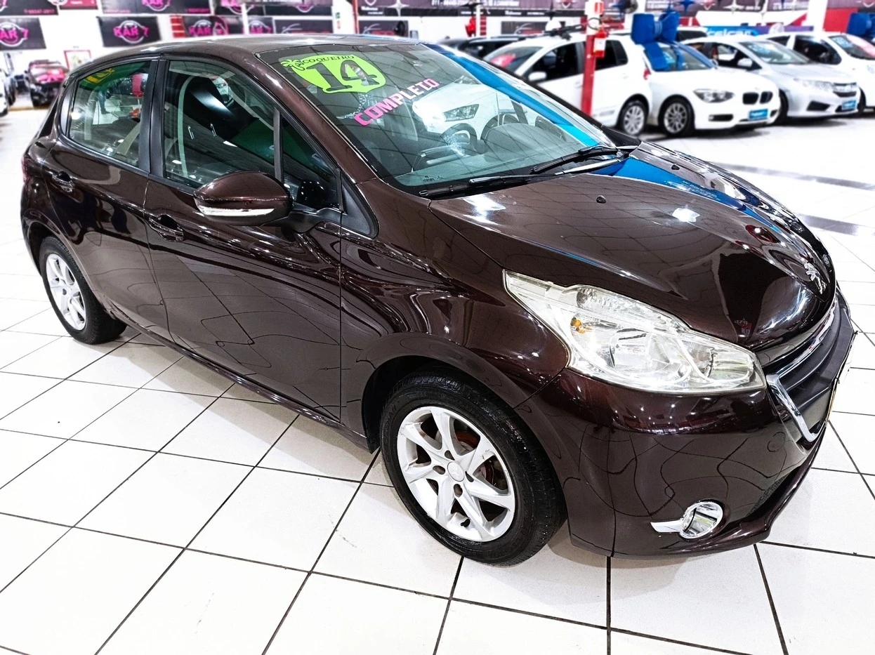 PEUGEOT 208