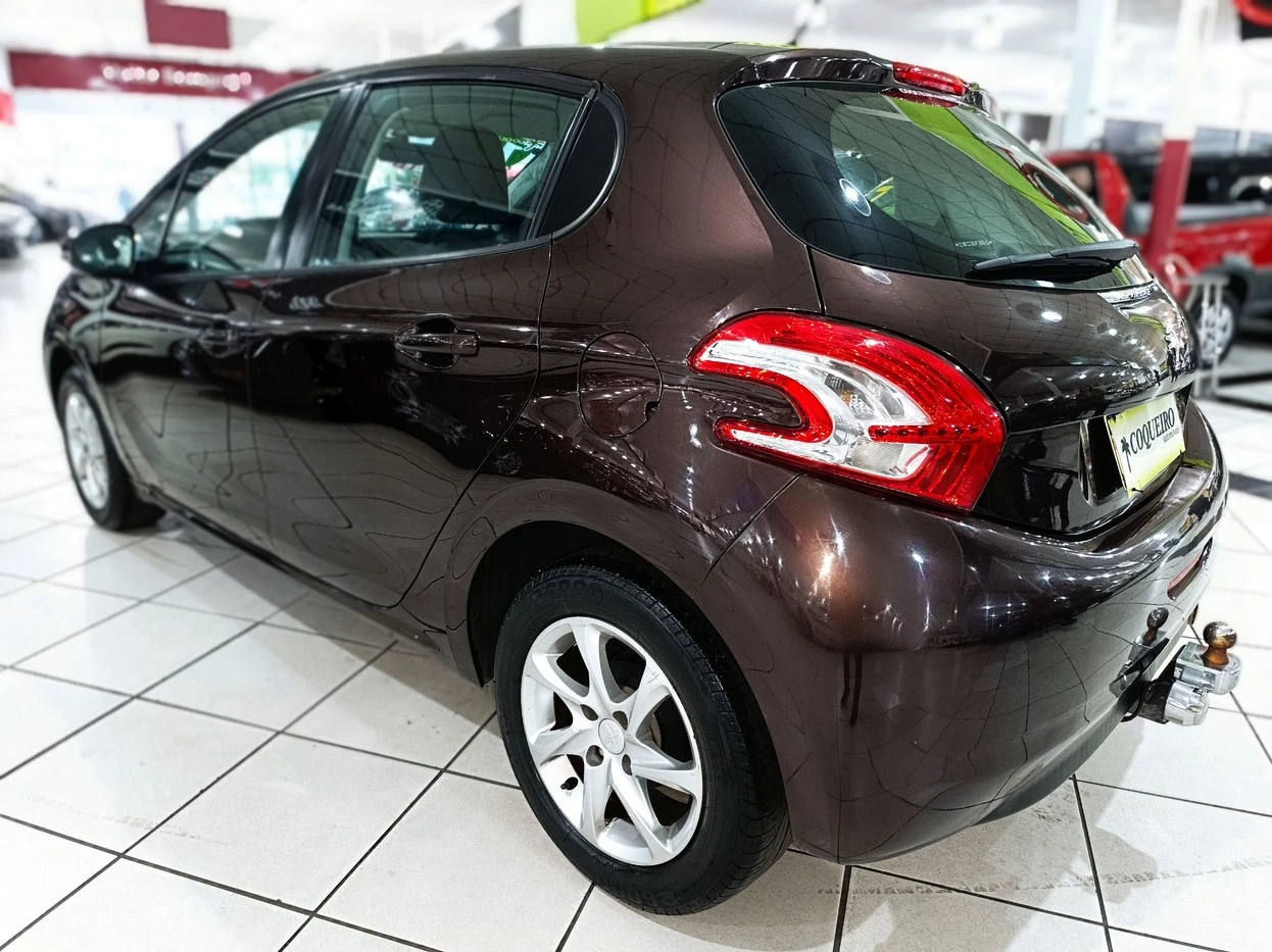 PEUGEOT 208