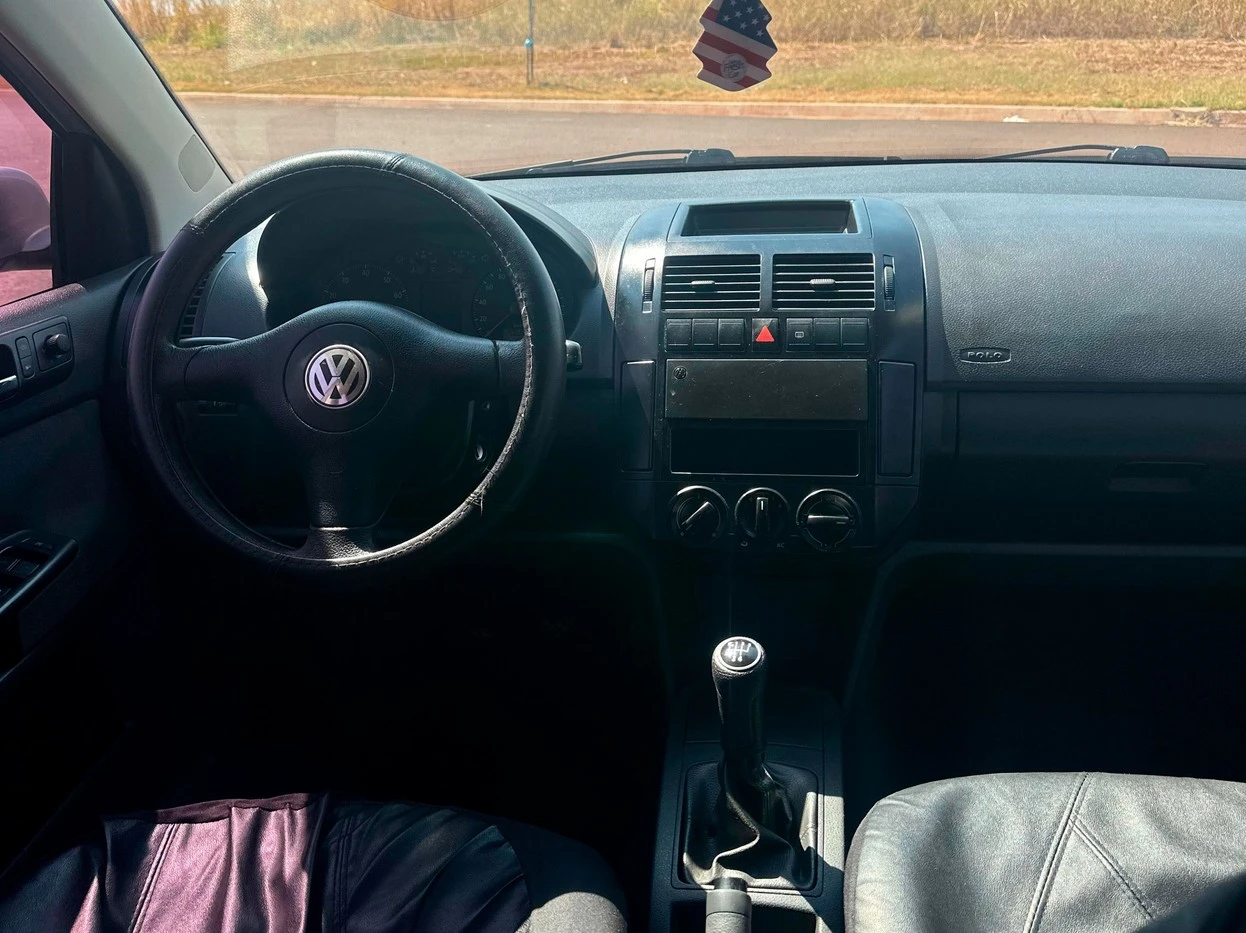 VOLKSWAGEN POLO SEDAN
