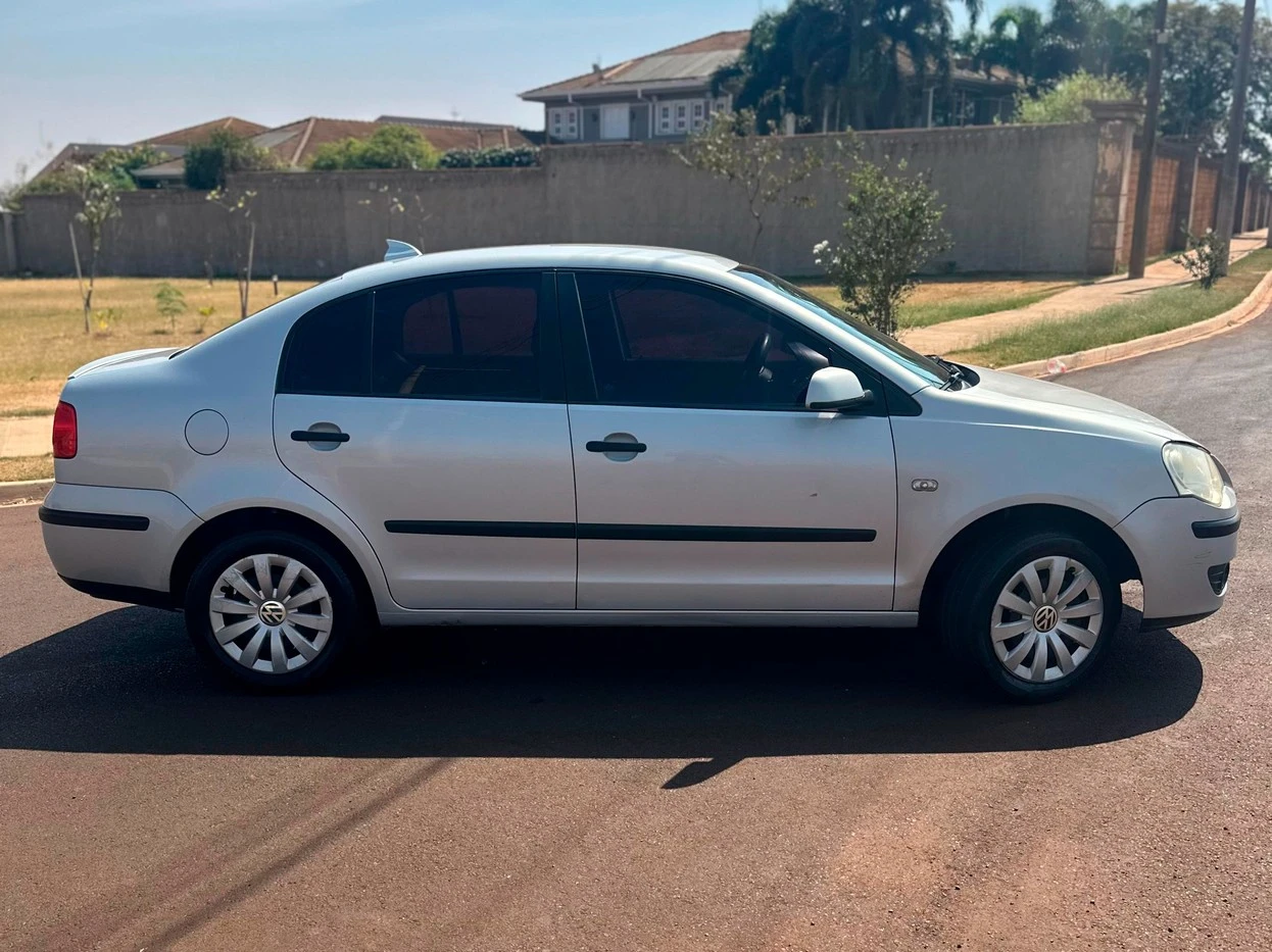 VOLKSWAGEN POLO SEDAN