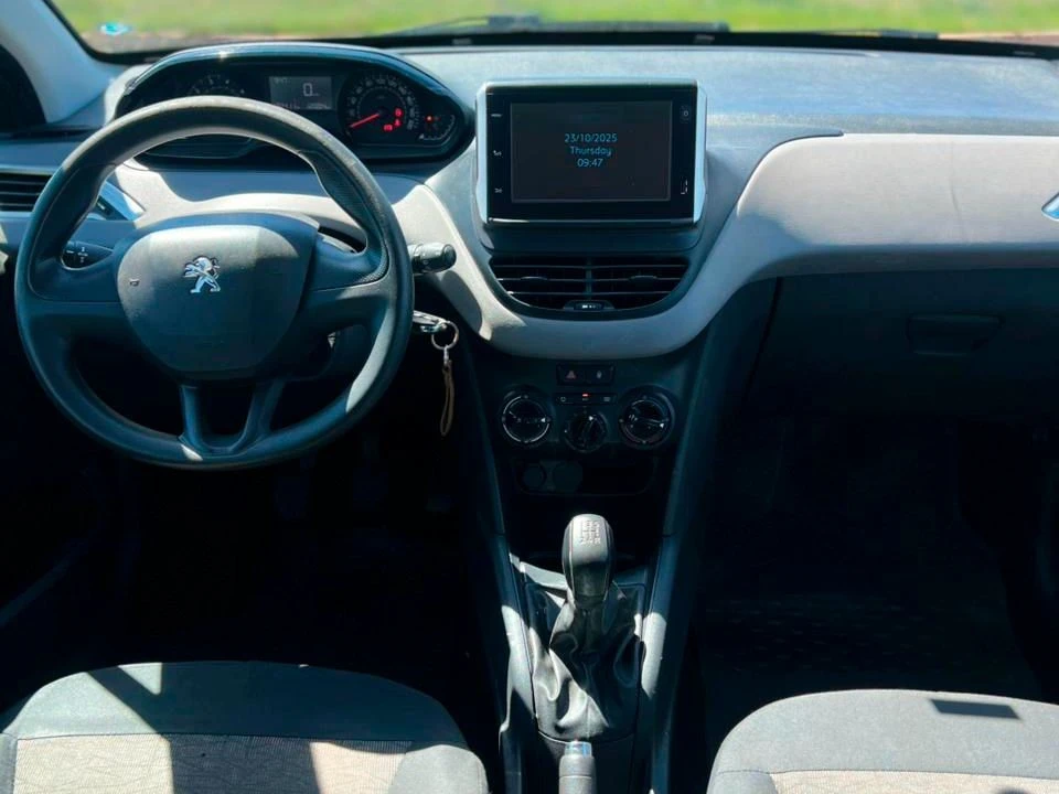 PEUGEOT 208