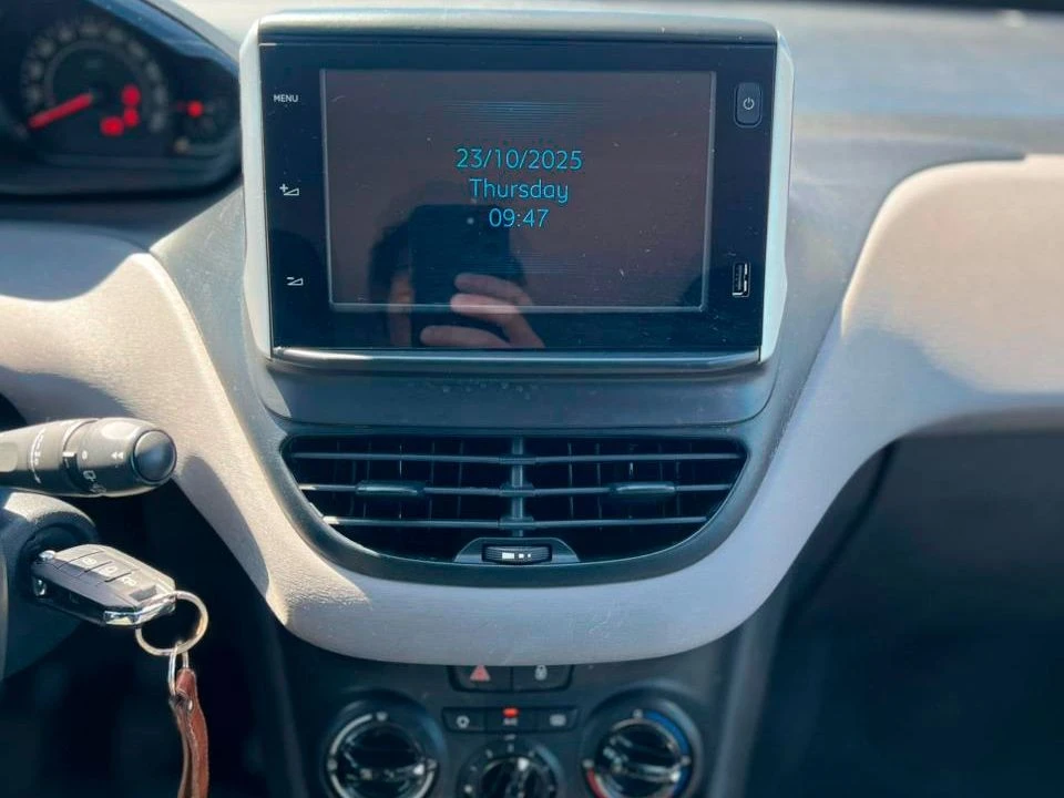 PEUGEOT 208