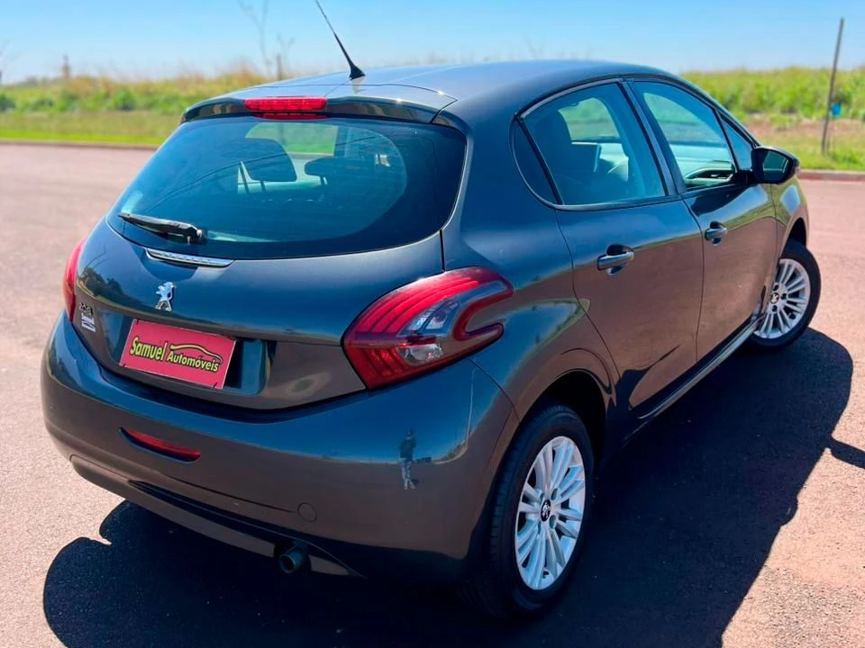 PEUGEOT 208