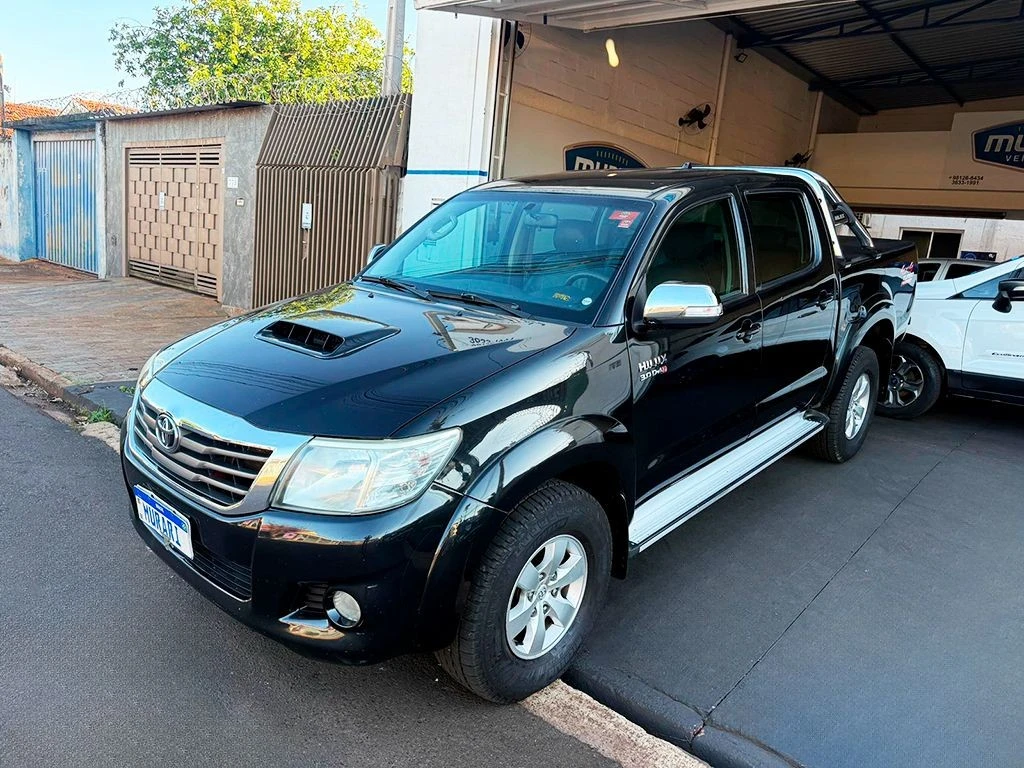 TOYOTA HILUX