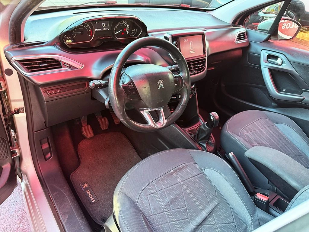 PEUGEOT 208