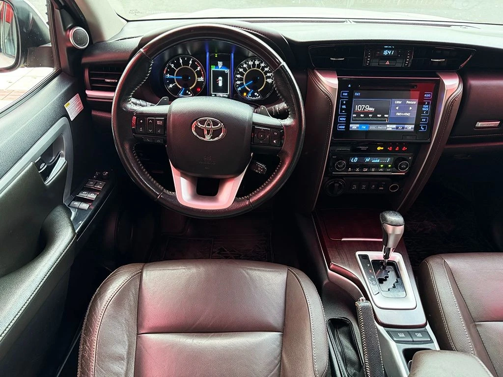 TOYOTA HILUX SW4