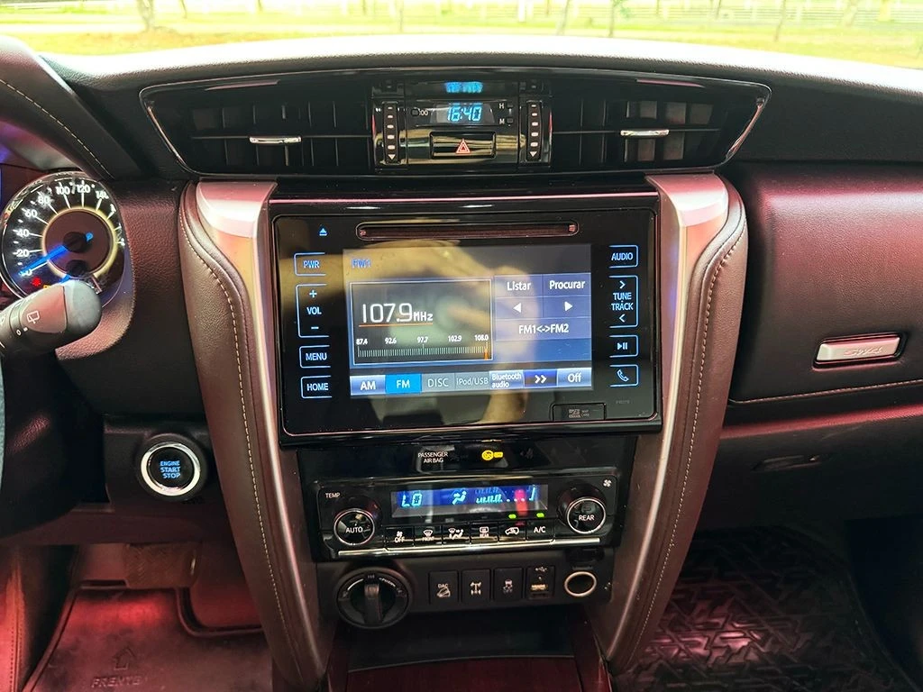 TOYOTA HILUX SW4