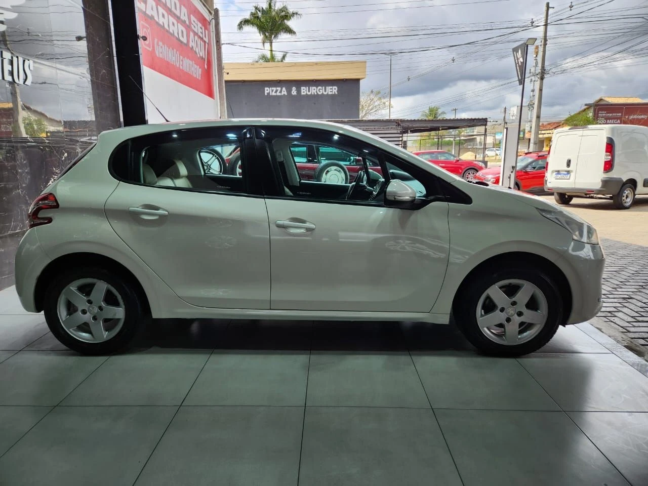 PEUGEOT 208